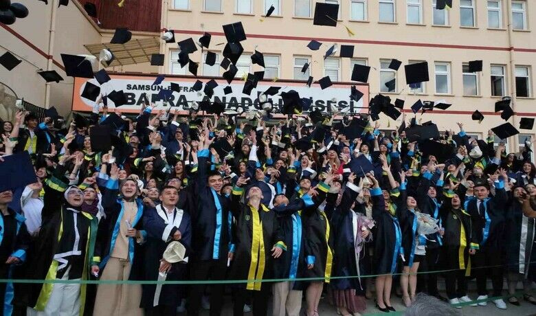 Bafra Anadolu Lisesi’nde coşkulu mezuniyet töreni
 - Samsun’un Bafra ilçesinde eğitim veren Bafra Anadolu Lisesi, 2024-2025 eğitim öğretim yılı mezuniyet töreniyle 283 öğrencisini gururla uğurladı. Bayrak ve flama teslim töreninden kep atma seremonisine kadar tüm geleneklerin yaşandığı programda duygu dolu anlar yaşandı.