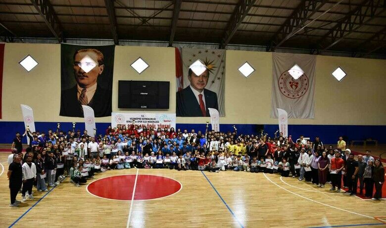 Okul sporlarında dereceyegiren 452 öğrenciye ödül - Samsun’un Vezirköprü ilçesinde 2024-2025 eğitim-öğretim yılı okul sporları kapsamında düzenlenen müsabakalarda dereceye giren öğrencilere yönelik ödül töreni gerçekleştirildi. Gençlik ve Spor İlçe Müdürlüğü Kapalı Spor Salonu’nda düzenlenen törende, farklı branşlarda yarışan 42 takımdan 452 öğrenci, elde ettikleri başarılar dolayısıyla madalya ve kupayla ödüllendirildi.