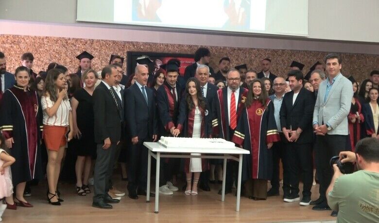 OMÜ Turizm Fakültesi ve MYO’da mezuniyet coşkusu
 - Ondokuz Mayıs Üniversitesi (OMÜ) Bafra Şevket Aşçı Turizm Fakültesi ve Bafra Meslek Yüksekokulu’nda 2024-2025 eğitim-öğretim yılı mezuniyet töreni büyük bir coşkuyla gerçekleştirildi. Hanife Aşçı Konferans Salonu’nda düzenlenen tören, saygı duruşu ve İstiklal Marşı’nın okunmasıyla başladı. Açılışta sinevizyon gösterimi sunuldu, ardından protokol konuşmaları gerçekleştirildi.