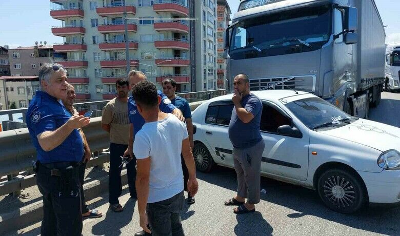 Samsun’da tır ile otomobilçarpıştı, 5 yaşındaki çocuk yaralandı - Samsun’da tır ile otomobilin çarpışması sonucu meydana gelen kazada 5 yaşındaki çocuk yaralandı.