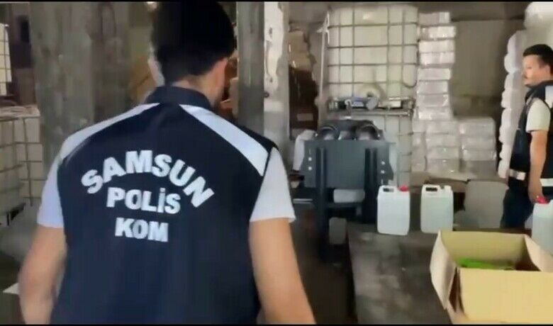 Samsun merkezli 8 ilde sahte alkol şebekesine operasyon:4 ton etil ve metil alkol ele geçirildi - Samsun merkezli İstanbul ve İzmir’in de aralarında bulunduğu 8 ilde sahte alkol şebekesine yönelik düzenlenen eş zamanlı operasyonda, 4 ton 250 kilo etil ve metil alkol ele geçirilirken, olayla ilgili 10 kişi gözaltına alındı.