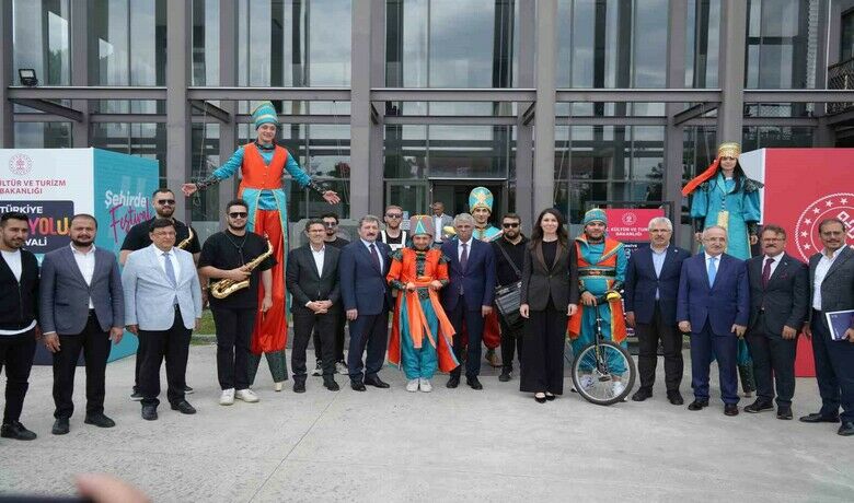 Kültür Yolu Festivali başladı - Samsun’da 9 gün sürecek Kültür Yolu Festivali başladı. Samsun Valisi Orhan Tavlı, "Karadeniz’in incisi Samsun’umuz sadece ülkemize değil dünya kültür turizmine de büyük katkılar sunmakta, devlet ve özel sektör yatırımlarıyla güçlü bir turizm markası olma hedefi yolunda da emin adımlarla ilerlemektedir" dedi.