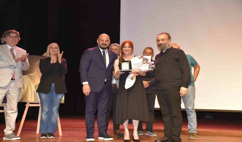 ’Nazım’dan Kazım’a birVolkan’dır Karadeniz’ Atakum’da - ‘Nazım’dan Kazım’a bir Volkan’dır Karadeniz’ başlıklı dev organizasyonun İstanbul ve Sinop’tan sonraki rotası, Atakum oldu. Atakum Belediyesinin ev sahipliğinde Ata Sahne’de düzenlenen programda fidan dikiminden söyleşiye, sergiden konsere birbirinden özel etkinlikler gerçekleştirildi. Türkiye’nin önde gelen bürokratlarını ve sanatçılarını buluşturan program, vatandaşlardan büyük ilgi gördü.
