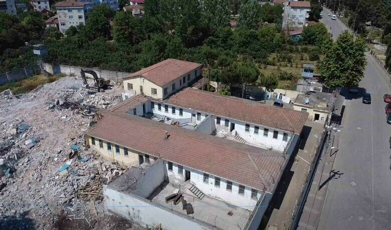 Kapanan cezaevinde yıkım başladı
