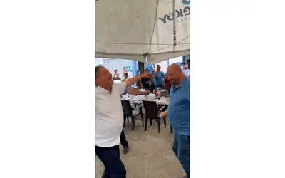 100 gündür maaş ödemeyen belediye başkanı ’Erik Dalı’ eşliğinde göbek attı
