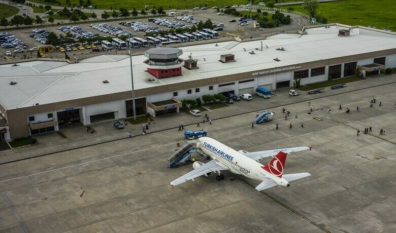 Samsun Havalimanı için vizyoner çağrı:Modern ve tematik bir terminal - Samsun Sanayici ve İş İnsanları Derneği (SAMSİAD) Başkanı Süleyman Ferşat Eldemir, Samsun-Çarşamba Havalimanı’nın mevcut terminal binasının hem kapasite hem de işlevsellik açısından yetersiz kaldığını belirterek, kentin kimliğini yansıtan tematik ve çevreci bir terminal yapılması için çağrıda bulundu.