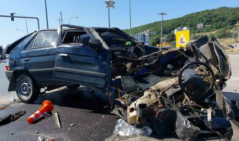 Samsun’da zincirleme kaza: 3’ü ağır 4 yaralı - Samsun’da 3 aracın karıştığı zincirleme trafik kazasında 3’ü ağır 4 kişi yaralanırken, kaza anı güvenlik kamerasına yansıdı.