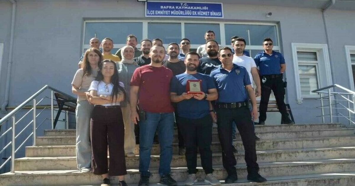 Polis memuruna veda plaketi
