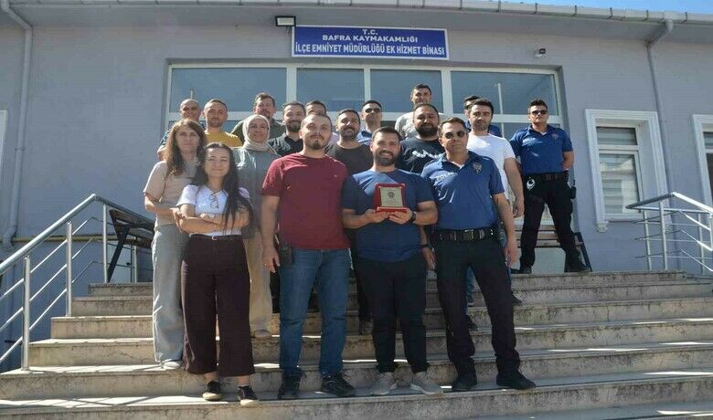 Polis memuruna veda plaketi
