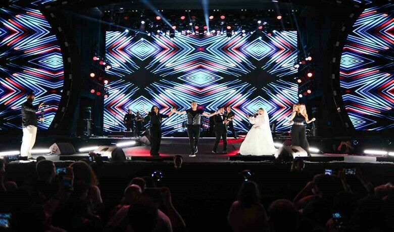 Haluk Levent’ten sahnede düğünsürprizi: Çiftetelli ve balayı hediyesi - Samsun’da konser veren Haluk Levent, düğünlerini bırakıp sahnesine gelen gelin ve damadı ağırlayarak çiftetelli oynadı, ardından da çifte 5 günlük balayı tatili hediye etti. Ünlü sanatçının jesti, binlerce izleyici tarafından büyük alkış aldı.