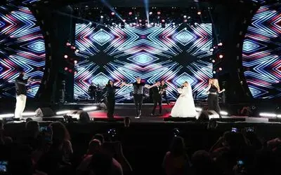 Haluk Levent’ten sahnede düğün sürprizi: Çiftetelli ve balayı hediyesi
