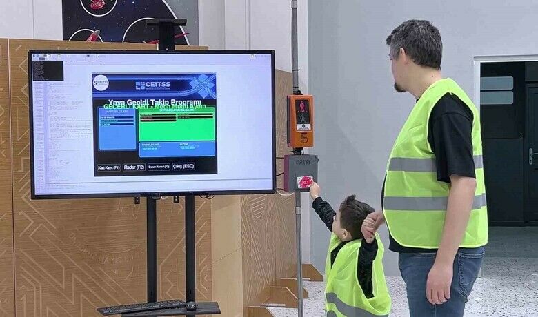 Türkiye’de bir ilk: Yeşilışık kişiye özel yanacak - Ondokuz Mayıs Üniversitesi (OMÜ), Türkiye’de bir ilke imza atarak yapay zeka destekli bir akıllı yaya geçidi geliştirdi. Sistem; yaşlı, engelli ve çocuk bireyleri tanıyıp onlara özel yeşil ışık süresi tanımlayarak hem güvenliği artırıyor hem de trafik akışını daha verimli hale getiriyor.