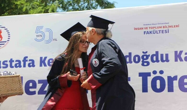Kas hastası Selin’in azmi, babasınındesteğiyle birleşti: Fakülteyi dereceyle bitirdi - Ondokuz Mayıs Üniversitesi (OMÜ) İletişim Fakültesi öğrencisi Selin Soytürk, kas hastalığına rağmen eğitimini fakülte üçüncüsü olarak tamamladı. Soytürk, dört yıl boyunca her gün kendisine refakat eden babasıyla mezuniyet sahnesine çıkarak alkış topladı.