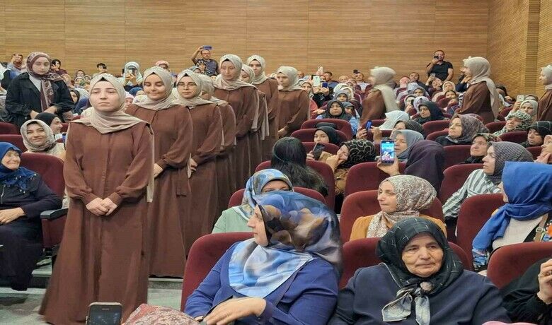 Vezirköprü’de 34 kadınkursiyer hafızlık belgesi aldı - Samsun’un Vezirköprü ilçesinde hafızlık eğitimini başarıyla tamamlayan 34 kadın kursiyer için İlçe Müftülüğü tarafından icazet töreni düzenlendi.
