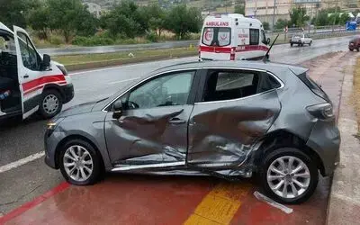 Samsun’da hafif ticari araç otomobile yandan çarptı: 3 yaralı
