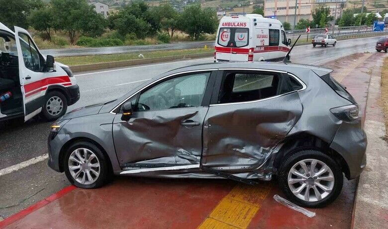 Samsun’da hafif ticari araç otomobile yandan çarptı: 3 yaralı
