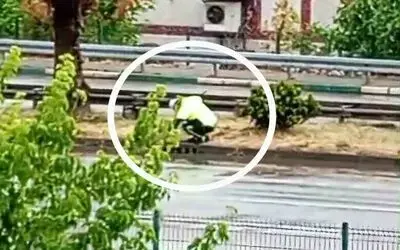 Yağış sonrası tıkanan rögarı açan polis örnek bir davranış sergiledi
