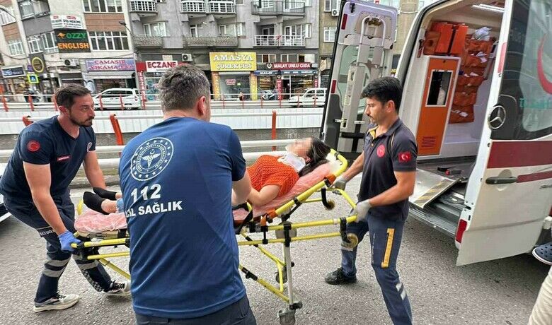 Dolmuştan inen yolcuya motosiklet çarptı: 2 yaralı
