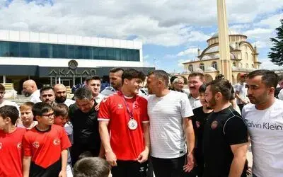 Şampiyon güreşçi Yusuf’a memleketi Vezirköprü’de coşkulu karşılama

