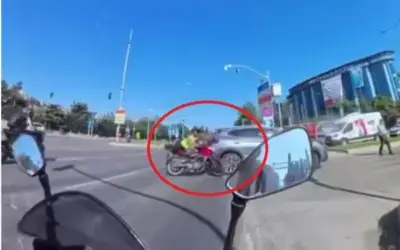 Motosiklet ile SUV aracın çarpışması kask kamerasında