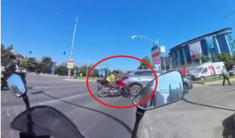 Motosiklet ile SUV aracın çarpışması kask kamerasında