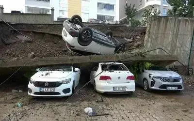 Samsun’da istinat duvarı yağmur sularına dayanamadı: 4 araç zarar gördü
