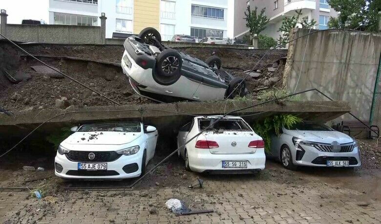 Samsun’da istinat duvarı yağmur sularına dayanamadı: 4 araç zarar gördü
