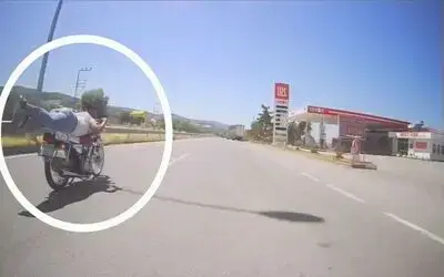 Motosikletin üzerine yatan sürücü araç kameralarına yansıyınca ceza yedi
