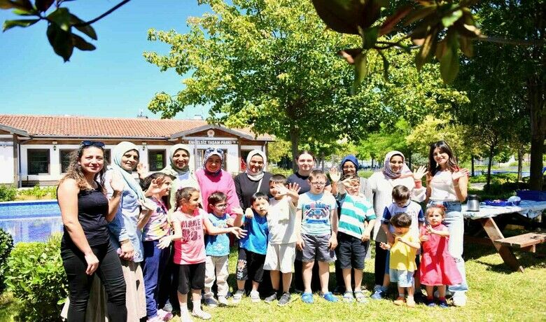 Engelsiz Yaşam Parkı’nda özelçocuklara yaz atölyesi desteği - Samsun Büyükşehir Belediyesi’nin özel gereksinimli bireyler için hayata geçirdiği Engelsiz Yaşam Parkı’nda yaz atölyeleri başladı. 30 Ağustos’a kadar devam edecek olan program, özel çocuklara hem eğlenme hem de öğrenme imkânı sunuyor.