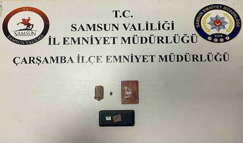 Samsun’da bir kişi ehliyetsınavına kopya düzeneğiyle girerken yakalandı - Samsun’un Çarşamba ilçesinde ehliyet sınavına kopya düzeneğiyle girmeye çalışan bir kişi polis ekiplerince yakalandı.