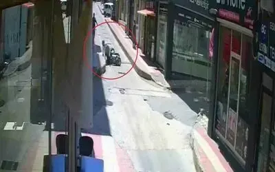 Motosiklet kaydı, yolcusu yaralandı: O anlar kamerada
