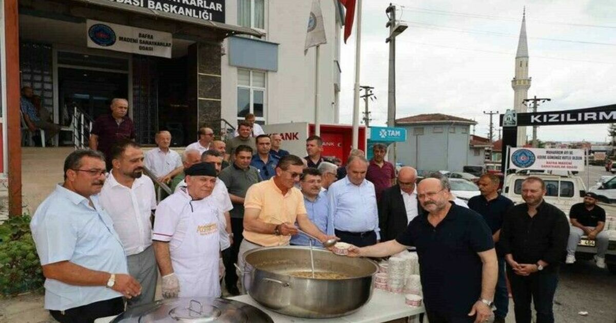 Bafra Madeni Sanatkarlar Odası 2 bin kişiye aşure dağıttı
