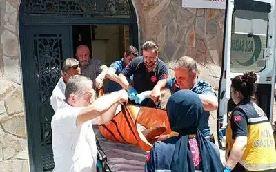 Camide sızan adamı cemaat uyandıramadı, ambulansla hastaneye kaldırıldı
