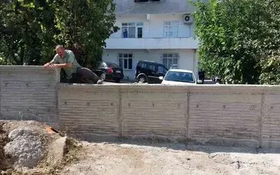 "Tapulu arsam" diyen vatandaşın beton duvarla kapattığı yol iş makinesiyle açıldı
