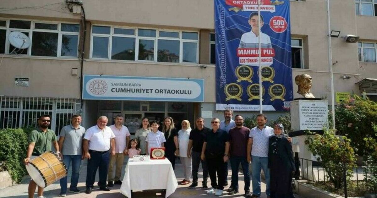 LGS Türkiye birincisi öğrenci, plaket ve altınla ödüllendirildi
