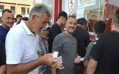 Samsunspor taraftarlarının kombine alımı, Yeşilçam film sahnelerini hatırlattı
