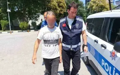 Park halindeki otomobilin üzerine battaniye örtüp ateşe verdi
