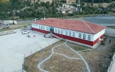 1965 Samsunspor Derneği, kırsaldaki ortaokulu kırmızı-beyaza boyadı
