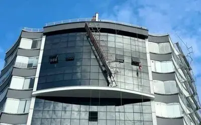 Yürekleri ağza getiren görüntü: 11. katta iskele koptu, işçiler ölümden döndü

