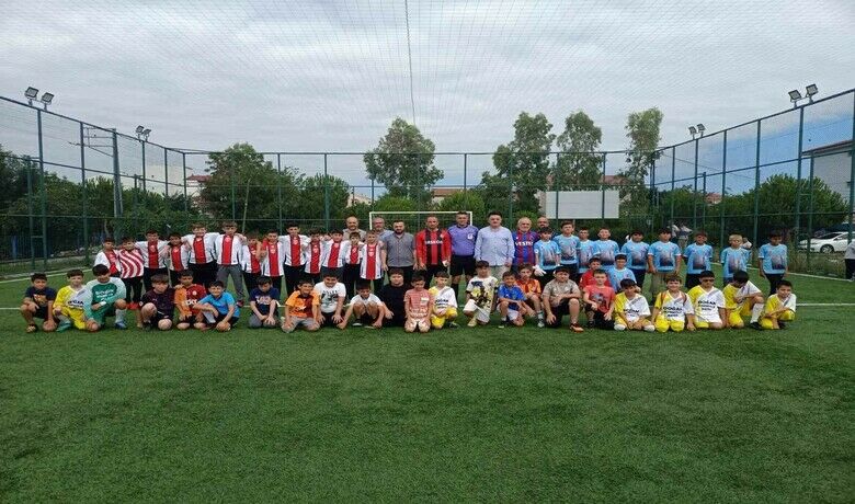 Bafra’da Kur’an KurslarıArası Futbol Turnuvası başladı - SAMSUN (İHA) – Samsun’da Bafra İlçe Müftülüğü tarafından düzenlenen Yaz Kur’an Kursları Arası Futbol Turnuvası, düzenlenen törenle başladı.