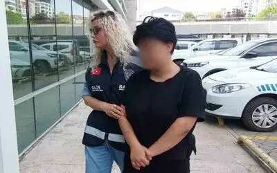 Genç kız, erkek arkadaşından ayrılmasını isteyen annesini bıçakla ağır yaraladı
