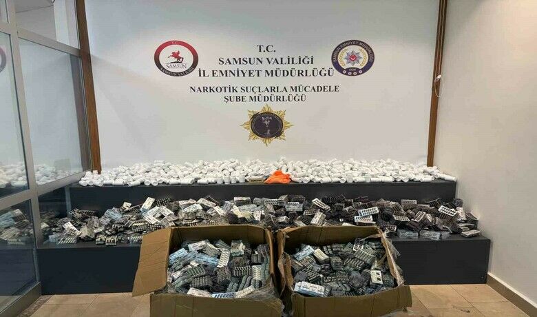 Samsun’da 700 gram kokain ve 122bin sentetik ecza ele geçirildi: 1 gözaltı - Samsun’da bir depoya düzenlenen operasyonda 700 gram kokain ve 122 bin adet sentetik ecza uyuşturucu hap ele geçirildi. Olayla ilgili 1 kişi gözaltına alındı.