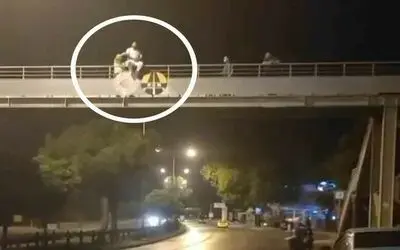 Polis, yaya köprüsündeki intiharı son anda önledi
