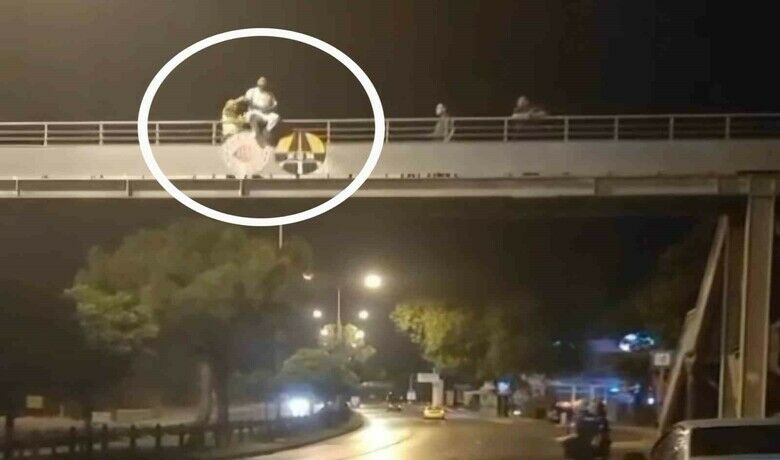 Polis, yaya köprüsündeki intiharı son anda önledi
 - Samsun’da yaya üst geçidine çıkan bir kişi, polis ekiplerinin müdahalesiyle intihar girişiminden vazgeçirildi.