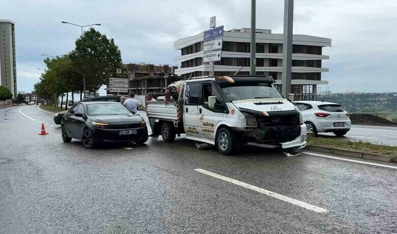 Samsun’da kamyonet ileotomobil çarpıştı: 3 yaralı