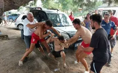 Cankurtaran ile vatandaşın yumruk yumruğa kavgası
