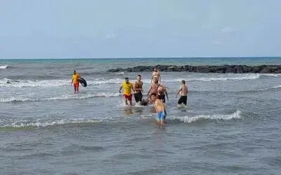 Karadeniz’de can pazarı: 2 arkadaş baygın halde denizden çıkartıldı
