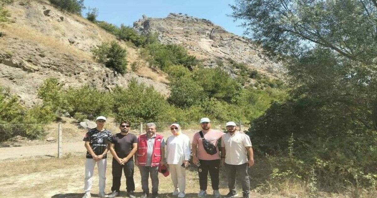 TÜGVA’lı gençlerden çevre temizliği