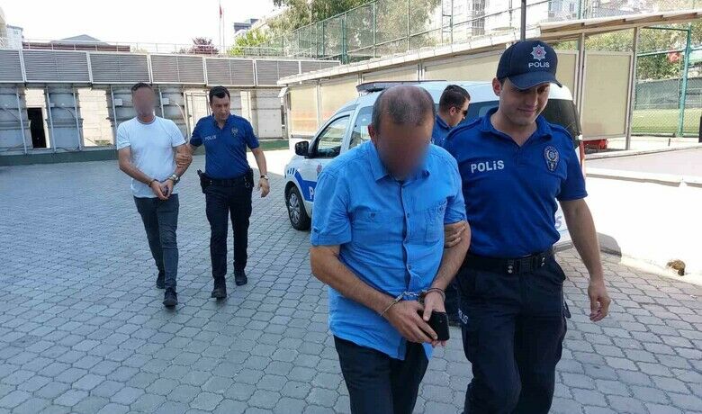 Samsun’da 2’si muhtar 5 kişisilahla ateş etmekten gözaltına alındı - Samsun’da 2’si muhtar 5 kişi alkol alarak silahla havaya ateş açmak suçundan gözaltına alınarak adliyeye sevk edildi.