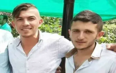 Evinde 2 arkadaşını öldürüp teslim oldu
